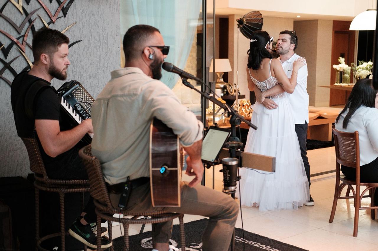 Casal dançando ao fundo